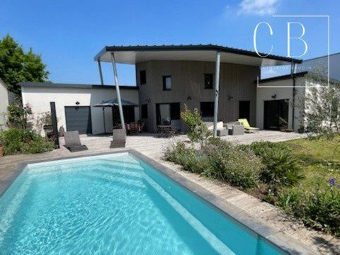 Exclusive to Catherine BAUDIN, At the gates of La Rochelle, in the quiet of a private cul-de-sac, come and discover this passive and non adjoining bioclimatic architect’s house of 117m2 of living space. You will be seduced by its spacious entrance, i...