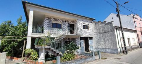 Marketed by: Imobiliari AMI License: 7091 Villa + House + Small Farm with 5,000 m2 of land. Villa with 2 floors. It includes another house in Open space facing the Main Street of the locality (Barra-Alqueidão). 5 bedrooms, 2 wc's 3 kitchens 2 garages...