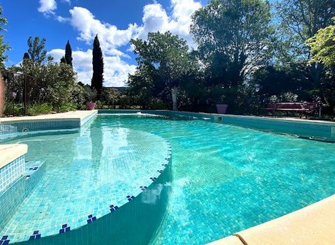 Between Luberon and L'Isle sur la Sorgue, Secteur les Taillades/Robion. At the foot of the Luberon! 18th century farmhouse of approx. 350m², 11 rooms, 5 bedrooms, guest house/independent gîte, swimming pool. Set in 1.8 HA of land. Easy access without...