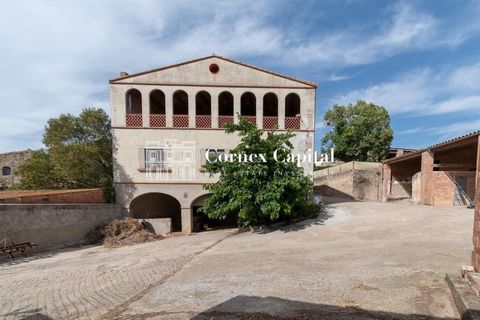 Cornex Capital le presenta esta espectacular vivienda a rehabilitar en uno de los mejores pueblos del Baix Empordà, en el corazón del Triángulo de Oro. La finca dispone de vivienda principal y varios anexos de los cuales suman una superficie construi...