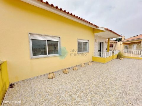 Ref: 3046-V3UAM 3 bedroom villa, land with 1176m2 with annex and well. Composed by: Floor 0 - garage, large space (with the possibility of opening a business, office, café, or for those who work at home), women's toilet, men's bathroom, annex, entran...