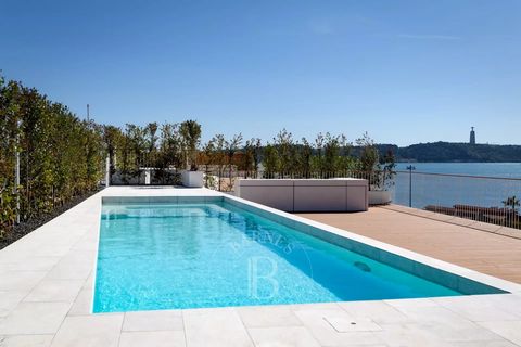Penthouse with 4 en-suite bedrooms and a 185 sim roof terrace with heated pool, in a new development right on the Tagus river, designed by architect Frederico Valsassina. Accessed by a private internal lift, it stands out for its uniqueness and moder...