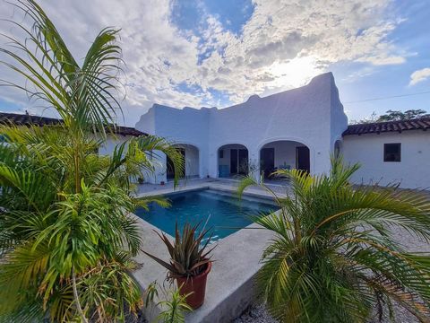 Bem-vindo à Casa Cristal! Esta linda casa de 3 quartos e 2 banheiros é perfeita para quem quer uma casa ou um investimento a apenas 5km da famosa praia de Tamarindo, perto de tudo. A casa foi construída em 2018 em um terreno de 1000m2 em uma área res...