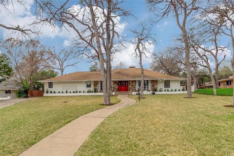 Single story ranch home on half acre in East Dallas. This traditional elevated home, near White Rock Lake and The Dallas Arboretum is set against a backdrop of natural beauty, on a tree lined street leading to peaceful, quiet cul-de-sac. Step inside ...