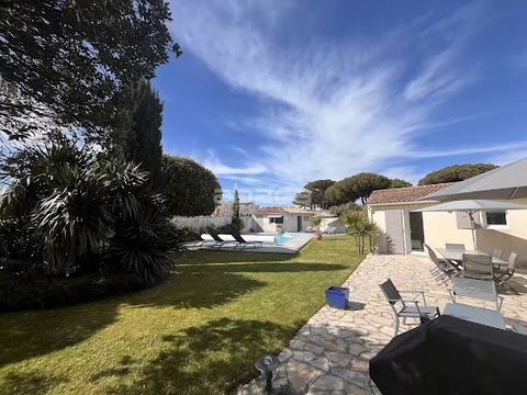 Magnificent plot of landscaped garden on which stands a very pretty retaise house in perfect condition, comprising large living room with fireplace and beautiful volume, dining room with fitted kitchen, 4 bedrooms. Separate garage, heated 10x5m swimm...