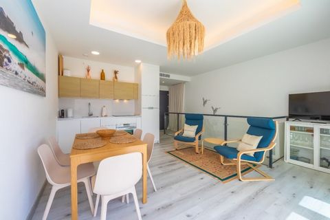 Erleben Sie Luxus und Komfort in diesem atemberaubenden modernen Duplex-Penthouse im Herzen von Tarifa. Dieses wunderschön gestaltete Haus ist perfekt für diejenigen, die einen stilvollen und komfortablen Urlaub suchen. Die obere Etage verfügt über e...