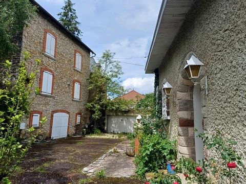 Située à Villefranche-de-Rouergue , cette propriété offre un cadre privilégié bénéficiant d'une vue exceptionnelle sur la bastide.