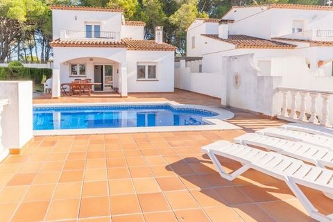 Located in L'Escala, this 3-bedroom holiday home can house up to 7 people. There is also a private swimming pool, which makes it perfect for a small group or a family with children. The scenic and sandy beach of Riells (1 km) is the perfect destinati...