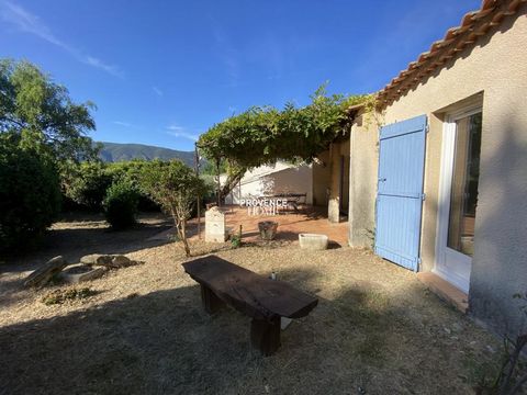Provence Home, the real estate agency in the Luberon, is offering for sale a single-story village house with a plot of over 2000sqm, partially buildable, in the heart of the village of Oppède, in a quiet location with a view of the Luberon. AROUND TH...