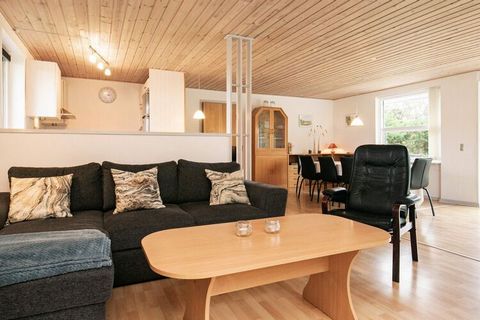 Well-kept cottage on a large natural plot in Hostrup Strand approx. 800 from the Limfjord. Here you will find peace and quiet for a relaxing holiday in beautiful nature with a large population of game, including deer, hares and squirrels. The cottage...