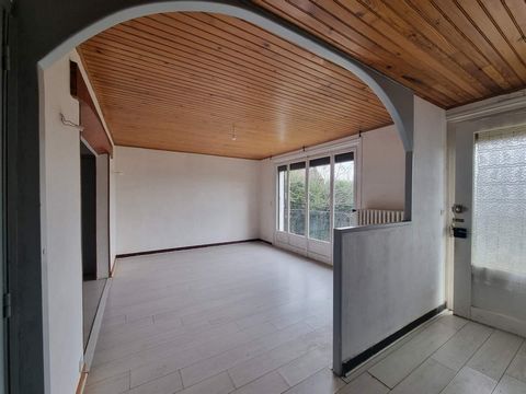 PREVESSIN MOENS: Ubicación ideal para esta casa unifamiliar, tipo 8, de unos 140 m² en un sótano completo de 75m² construidos en una parcela de unos 670 m², que data de 1966 y que ofrece: En la planta baja: entrada, WC, armario, cuarto de ducha, sala...