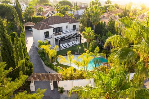 Presentamos esta magnífica villa de 8 dormitorios con una exclusiva piscina de estilo laguna, ubicada en Aloha (Nueva Andalucía, Marbella), a pocos minutos de Puerto Banús. Recientemente renovada con los más altos estándares, esta propiedad se extien...