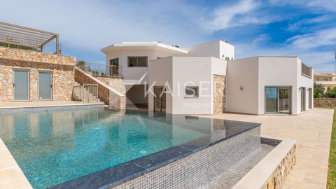This stunning 4-bedroom villa with infinity pool, carport, parking for several vehicles, and lawned garden, is located in a peaceful semi-rural area, 5 min. drive from Albufeira town, marvellous beaches and golf course. It comprises:   Exterior: cobb...
