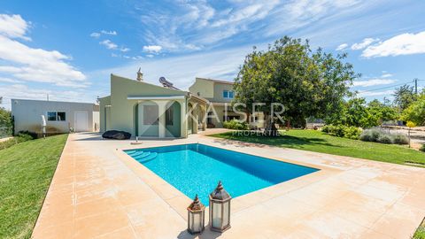 Deze onlangs gerenoveerde villa ligt in het paradijs, op een rustige locatie en biedt volledige privacy met een fantastisch uitzicht op het platteland. Alle voorzieningen bevinden zich op korte rijafstand, 3 minuten naar de Algarve Shopping, 15 minut...