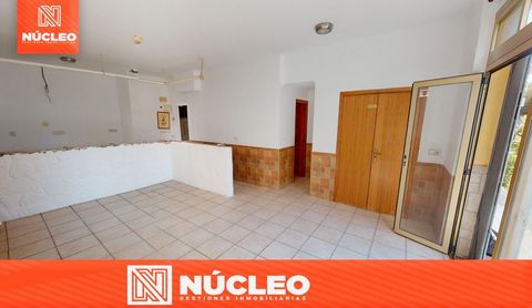 AMPLIO LOCAL CON POSIBILIDAD DE CAMBIO DE USO A VIVIENDA Presentamos este maravilloso inmueble que se distribuye de la siguiente manera: - Sala de gran tamaño. - Cocina independiente. - Almacén de gran tamaño. - Barra que separa todas las estancias. ...