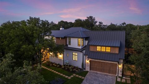 **Contact Agent about Specialized SELLER-PAID Financing Incentives!!! Welcome to 2602 Deerfoot Trail, a remarkable property situated in the highly coveted Barton Hills neighborhood. This stunning residence embodies the epitome of modern-day luxury wi...