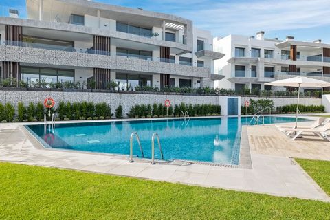 Brand new top quality penthouse in Real de la Quinta. All on one floor. Orientated east to west, all day sun and with amazing open panoramic views to the Mediterranean and the coast. Living and dining area with an open plan fully fitted kitchen with ...