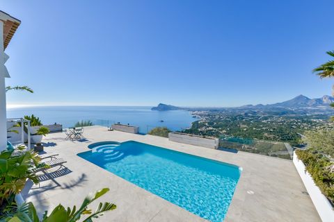This beautiful villa is located in a privileged urbanization in Altea The villa is built in 2 floors and is distributed as follows On the ground floor you enter a hall which consists of a living room dining room and kitchen three bedrooms 2 complete ...