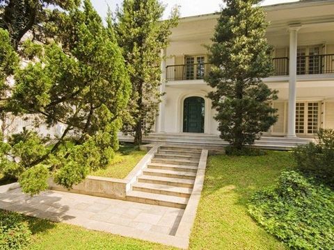 PROPERTY House in a residential neighborhood with 1,122m2 of floor area, built on a plot of 1,145m2. It has an imposing entrance, flanked by large gardens, has 8 parking spaces, swimming pool, front, side and front gardens. Property with large and br...