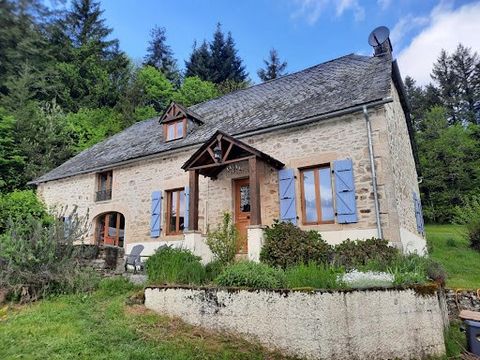 FOR SALE IN CORRÈZE Cédric COVERGNAT offers you in the town of GUMOND A beautiful and large 19th century house, in stone, built on a basement, located in a Corrèze village, quiet without direct vis-à-vis. The house is composed as follows: On the grou...