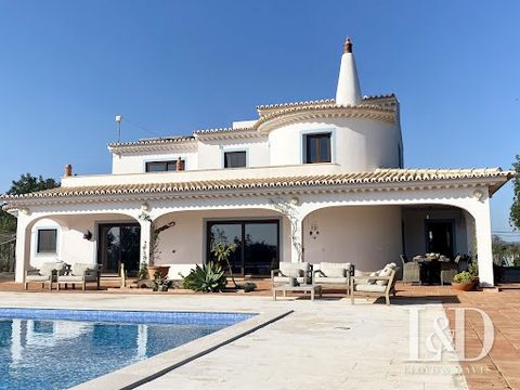 Exclusively at Lloyd, this magnificent villa is a haven of peace. Nestled on a hill 6 km from the fortress town of Silves, the villa combines traditional architectural style on the exterior and modernity on the interior. Investors will be seduced by ...