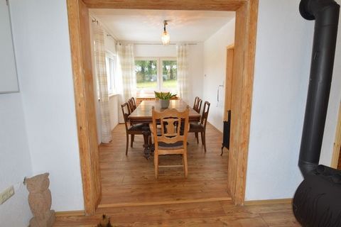 Escondido en medio del paisaje extraordinario de la región de Eifel, esta es una casa de vacaciones de 3 dormitorios en Filz. La terraza, que viene con una barbacoa, es perfecta para disfrutar de su velada con comidas ahumadas y algo de vino. Es adec...