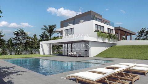 Located in Quelfes , this large plot has an approved project for the construction of a contemporary-style 3-storey villa. The project includes a 429m2 villa with 4 bedrooms , one of which is the master suite on the second floor, with fantastic panora...
