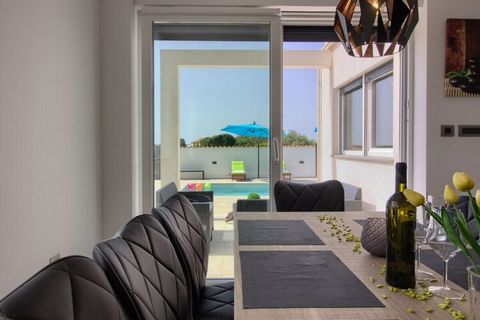 Neue moderne Villa mit Pool für max 8 Personen, 4 Schlafzimmer, 3 Bäder, 1,5 km Strand, 200 m Restaurant, Wi-Fi, privater Parkplatz.