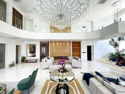 Luxury Getaway in Nearby Sao Paulo: Discover the splendor of this extraordinary mansion, located a mere 50 minutes from vibrant Sao Paulo. Nestled in a prestigious gated community, this architectural gem promises an opulent and unparalleled living ex...