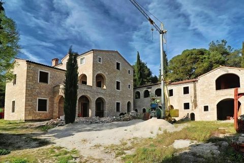 Magnifique villa en pierre dans la région de Rovinj, avec vue lointaine sur la mer ! La superficie totale de cette magnifique villa est de 650 m². Le terrain est de 1955 m². Le complexe à vendre se compose de deux bâtiments. L'une destinée à la vie q...