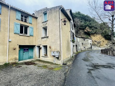 Es a los pies del Chateau Cathare de Puilaurens donde les ofrezco esta casa de pueblo de aproximadamente 100 m², contigua por dos lados, tipo T5/6 en 3 niveles con puerta de entrada. Esta casa consta de un amplio garaje en la planta baja, hall de ent...