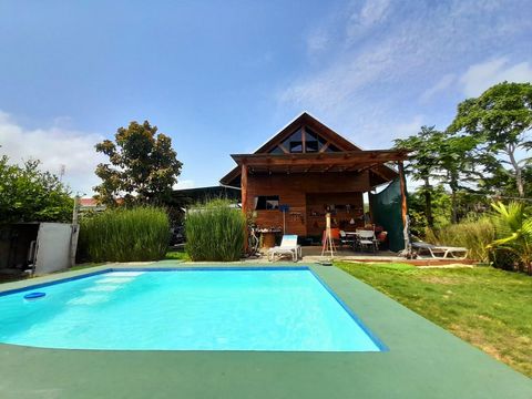 Deze woning is gelegen in Huacas, een heerlijke plek midden in de natuur, op slechts 15 minuten van het centrum van de stad Hojancha, 30 minuten van Nicoya en ongeveer 1 uur van de stranden van Playa Samara en Playa Carrillo. Hier lijkt het alsof de ...