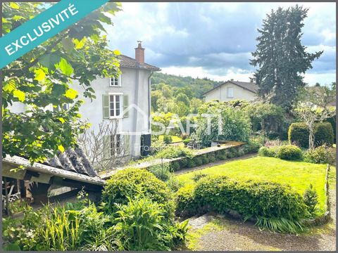 Less than 10 minutes from Limoges, ideally located in this charming small town near Limoges (south), within walking distance of all shops and services (school, nurseries, doctors, tennis, clubs etc...), this very pretty mansion and its wooded park aw...