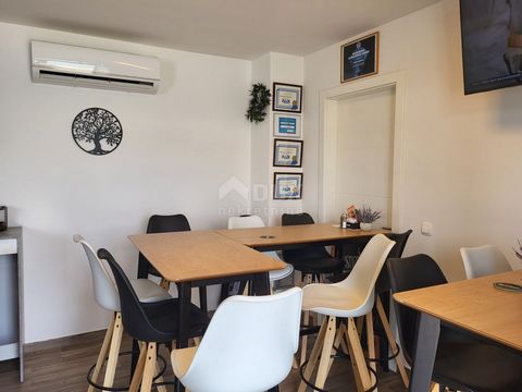 Location: Šibensko-kninska županija, Tisno, Tisno. TISNO, MURTER - INVESTMENT! Office space in the 1st row to the sea We are selling business premises in Tisno on the island of Murter. The space is located right on the coast/beach and a cafe bar oper...