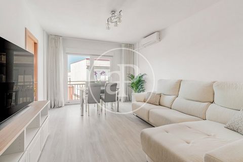 REFURBISHED EXTERIOR FLAT WITH TERRACE AND POSSIBILITY OF PARKING SPACE Spacious flat located just a few minutes from the Embajadores roundabout, with unobstructed views in the centre of Madrid. Exterior property with lots of natural light, located o...