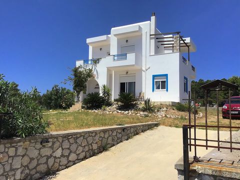Baignée de soleil et bénéficiant d’une vue imprenable sur la mer et les montagnes, cette spacieuse villa à Psinthos deviendra la maison de vacances de vos rêves. La spacieuse villa de 164 m² est située sur un terrain de 1000 m² et dispose de quatre c...