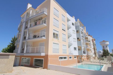 Uitstekend appartement van 68 m² in Armação de Pera, gebouwd in 2023 ingevoegd in een condominium met zwembad, gelegen op 400 meter van het strand, op 2 minuten lopen van het vasteland, in een rustige en rustige urbanisatie Gelegen op de 2e verdiepin...