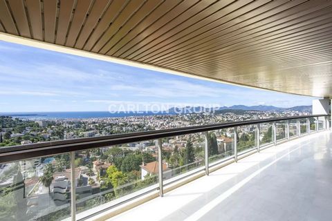 Just a few minutes' drive from the sea and the centre of Cannes, this flat offers an ideal setting with splendid panoramic views over the sea, the town, and the Estérel massif. This corner flat offers 158.32 m² of living space (142.02 m² under the Ca...
