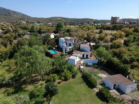 Deze verborgen parel is gelegen in een groene oase van bijna 4000m2, op 5 km van het levendige dorp Alhaurín el Grande, op 20 km van de stranden van La Cala de Mijas en op 30 km van de luchthaven van Malaga. Achter de muren van dit historische landgo...