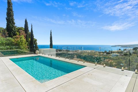 Wenn Sie auf der Suche nach einem unschlagbaren Meerblick sind, sind Sie in dieser Villa genau richtig. Das atemberaubende Panorama von Portals und der Bucht von Palmanova kann vom Swimmingpool, der Terrasse, dem Wohnbereich und den beiden Hauptschla...