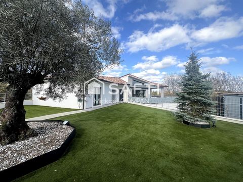 Située à Castelnau-de-Lévis (81150), cette magnifique maison bénéficie d'un emplacement privilégié, nichée dans un quartier résidentiel calme. Elle offre un cadre de vie paisible, tout en étant à quelques minutes des commerces, écoles et transports e...