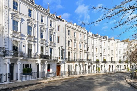 Questa eccezionale proprietà rappresenta una rara opportunità di sviluppo per ripristinare un'intera proprietà alla sua condizione originale di imponente casa a schiera di Notting Hill. La proprietà, che si sviluppa su 4.233 piedi quadrati, è attualm...