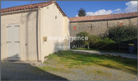 BIEN RARE EN COEUR DE VILLAGE AUCUN TRAVAUX ! VOUS EMMENAGEZ IMMEDIATEMENT ! Située au coeur du charmant village de La Devise (17700), cette maison offre un cadre paisible, parfait pour les amateurs de tranquillité. Proche des commerces locaux dont l...