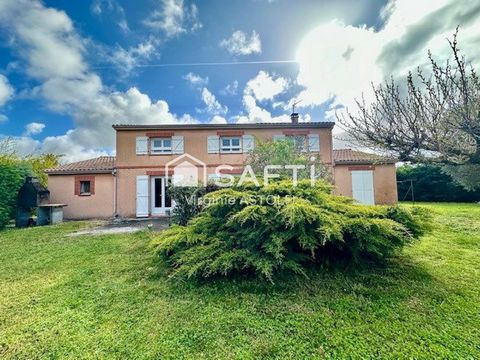 Cette belle villa de 205 m2, bénéficie d'un emplacement privilégié dans un secteur résidentiel calme, au fond d’une impasse. Elle se compose d'une entrée sur un hall desservant un bureau, un toilette et l'accès à l'étage. La partie jour s'ouvre sur l...