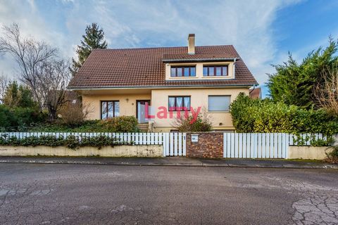 TALANT Maison individuelle / Situé dans un secteur calme, privilégié et résidentiel, très agréable maison individuelle de 185 m² habitable pour 544 m² de terrain clos et arboré. Proposant spacieux séjour, 5 chambres, bureau, sous-sol complet avec gar...