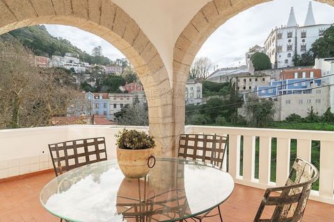 Moradia de Charme no Coração de Sintra No coração de Sintra, com vista privilegiada para o icónico Palácio da Vila, esta magnífica moradia térrea oferece uma combinação única de charme histórico e conforto moderno. Localizada em plena zona histórica,...