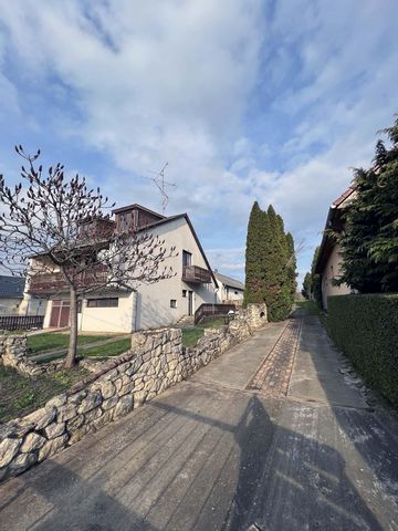 Storlek: 189 m² boyta, 2077 m² tomt Valfritt: Chestnut Orchard: 7923 m² (28 000 €) Om du letar efter ett lugnt och rymligt hem som erbjuder rikliga möjligheter, behöver du inte leta längre! Denna vackra fastighet belägen i den charmiga byn Gelse är e...