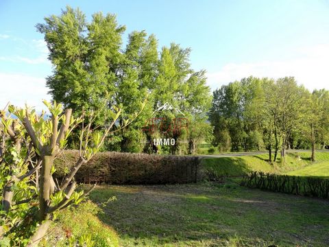 SOLE AGENT - BONNE (74380) - 20 min from Geneva by motorway, 30 min Geneva airport, quiet, locality of Loëx, land of 686 m2 including 376 m2 buildable offering an unobstructed view of Mont Blanc, the Mole and the Aravis. Possibility to build a house ...