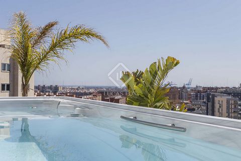 Lucas Fox presents this exceptional apartment in one of the best areas of Valencia, Alameda, opposite Gulliver Park and next to the City of Sciences, in a privileged location. The property stands out for its extraordinary south-facing terrace, measur...
