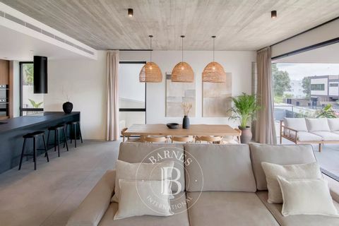 Moderne villa met 2 slaapkamers, een tuin en een zwembad, op 5 minuten van Praia da Madalena in Vila Nova de Gaia. Met een modern design en ruime kamers wordt het gemeubileerd en uitgerust verkocht en biedt het een ruime woonkamer met een balkon en e...